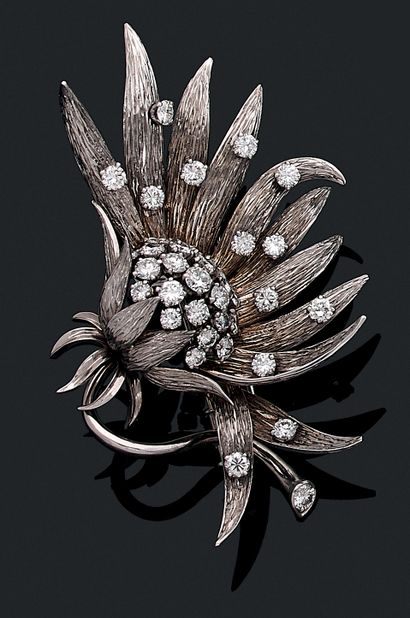null BROCHE

holding a flower with a textured design punctuated with brilliant-cut...