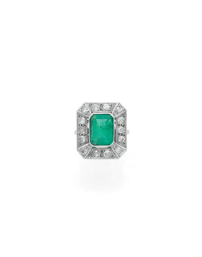 null ART DÉCO

RING

holding a rectangular emerald with cut sides of 3 carats in...