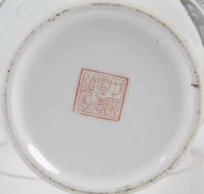 null Chine, XXe siècle_x000D__x000D_

Petit vase en porcelaine à décor polychrome...
