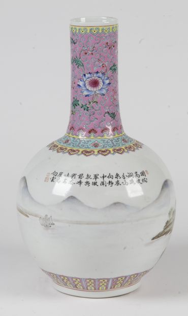 null Chine, XXe siècle_x000D__x000D_

Vase bouteille à haut col et panse sphérique,...