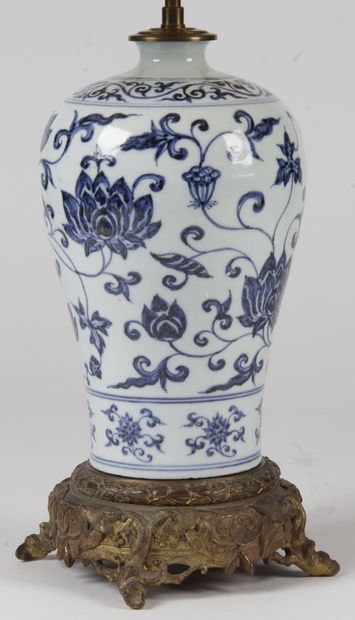 null Chine, XXe siècle_x000D__x000D_

Vase de type meiping en porcelaine bleu-blanc,...