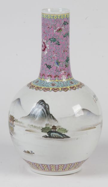 null Chine, XXe siècle_x000D__x000D_

Vase bouteille à haut col et panse sphérique,...