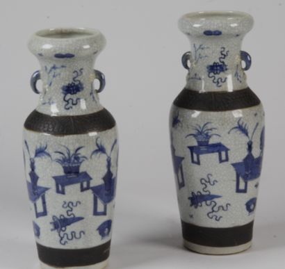 null Chine, vers 1900_x000D__x000D_

Paire de vases balustres, en grès, à décor bleu...