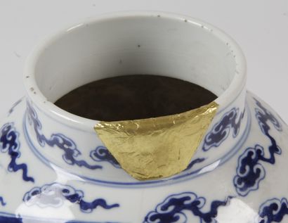 null Chine, XXe siècle_x000D__x000D_

Vase en porcelaine bleu-blanc à décor de dragon...