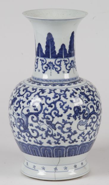 null Chine, XXe siècle_x000D__x000D_

Vase en porcelaine bleu-blanc à haut col et...