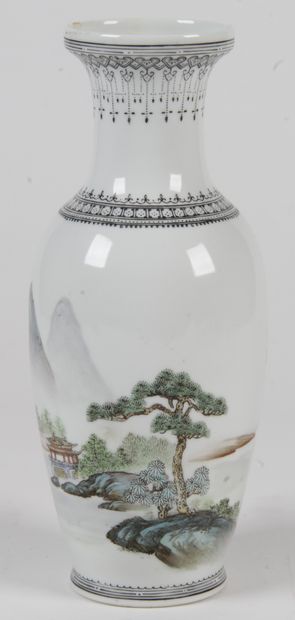 null Chine, XXe siècle_x000D__x000D_

Petit vase en porcelaine à décor polychrome...
