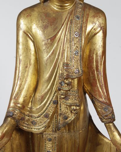 null Birmanie, fin XIXe siècle_x000D__x000D_

Grand Bouddha en bois laqué or, incrusté...