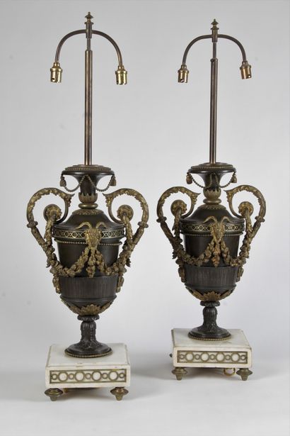 null PAIRE DE LAMPES, en forme de vase balustre, en bronze à double patine brune...