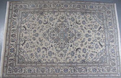 null TAPIS NAIN (Iran), époque du Shah. _x000D__x000D_

A champs ivoir, médaillon...