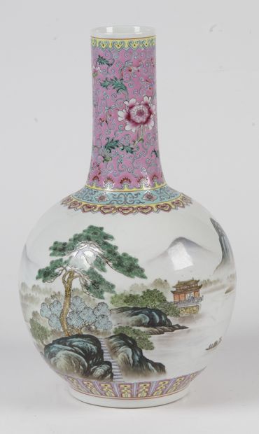 null Chine, XXe siècle_x000D__x000D_

Vase bouteille à haut col et panse sphérique,...