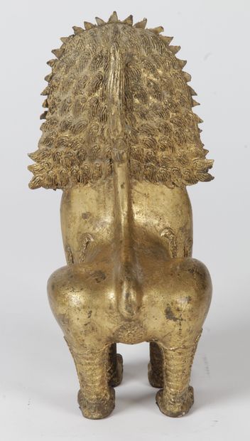 null Thaïlande ou Birmanie, XXe siècle, _x000D__x000D_

Lion en bronze doré, figuré...