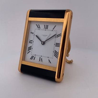 null CARTIER



Tank reveil.



Vers 1980.



Pendulette réveil chevalet à quartz...