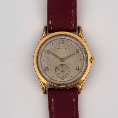 null MOBIS



Circa: 1960. 



Yellow gold plated wristwatch. White dial signed....
