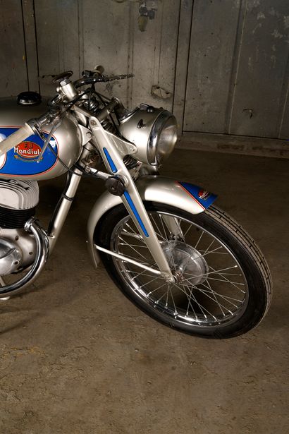 1956 FB Mondial Cette moto de 150 cm3 est d’origine italienne.

En 1953, une version...