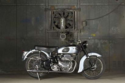 1954 Ariel This large cylinder with metallic colors, will seduce you by its character...