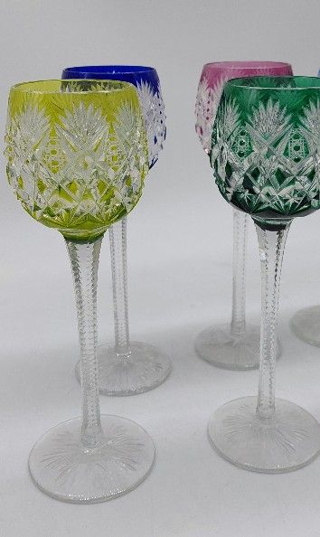 null SAINT LOUIS modèle "Florence"

6 verres en cristal taillé de couleurs 

H :...