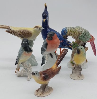 null Ensemble de FIGURINES EN PORCELAINE polychrome à décor d'oiseaux

(égrenure...