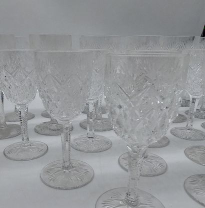 null SERVICE DE VERRES en cristal taillé comprenant 12 verres à vin et 12 verres...