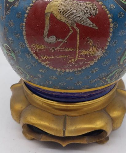 null LAMPE en porcelaine polychrome à décor d'oiseaux et motifs floraux, monture...