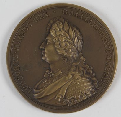 null LOT OF BRONZE MEDALS : 

- VERSAILLES - Louis XIV. 1687. Bronze. Engraved by...