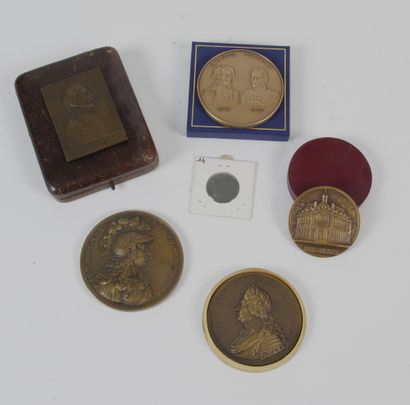 null LOT OF BRONZE MEDALS : 

- VERSAILLES - Louis XIV. 1687. Bronze. Engraved by...