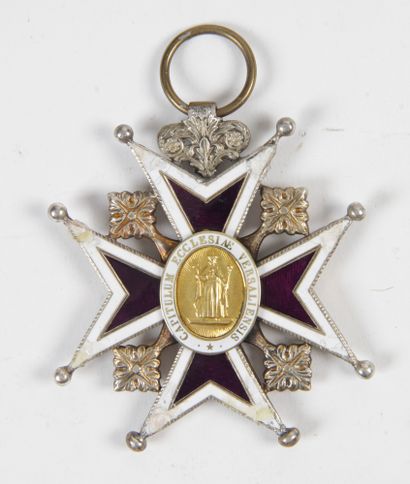 null CROSS OF CHAPTER OF THE CHAMOINES OF VERSAILLES in enamel, silver and gilded...