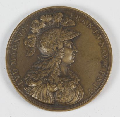 null LOT OF BRONZE MEDALS : 

- VERSAILLES - Louis XIV. 1687. Bronze. Engraved by...