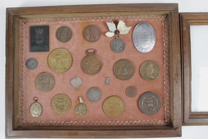 null VERSAILLES AND SEINE-ET-OISE

Lot of 21 medals presented in a frame:

- commemorative...