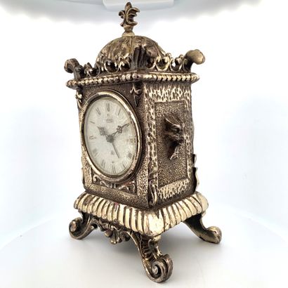 null YEMA 

Réveil Yema en bronze argenté, pendulette stylisée Louis XVI. 

Cadran...