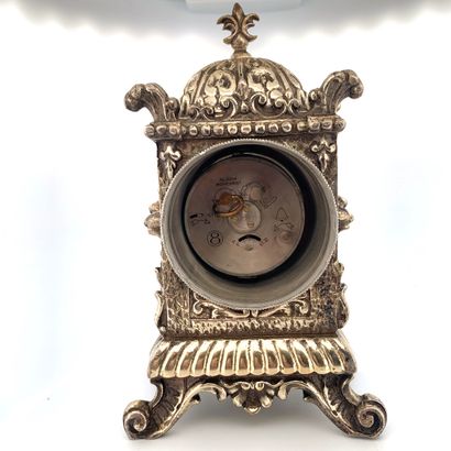 null YEMA 

Réveil Yema en bronze argenté, pendulette stylisée Louis XVI. 

Cadran...