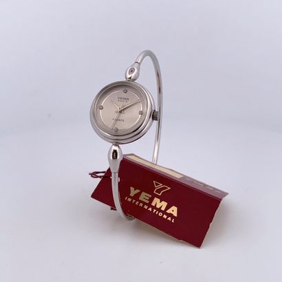 null YEMA

Classic woman's watch.

Series: V1H562. 

Case : Chrome.

Movement : Quartz.

Bracelet...
