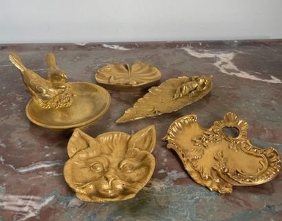 null COLLECTION DE CINQ BAGUIERS en bronze doré et ciselé à décors de faune et de...