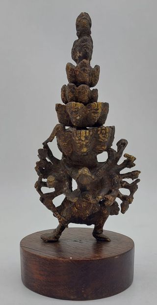 null THAILANDE

Divinité en bronze patiné 

H : 21 cm (sans le socle) 

(socle r...