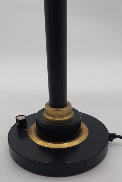 null LAMPE en métal laqué noir et doré

Années 50

H totale : 63 cm