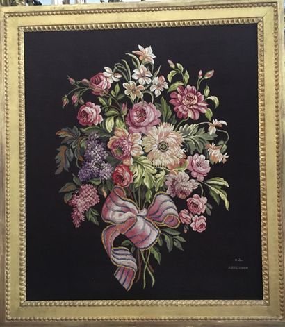 null AUBUSSON 

Panneau en tapisserie à décor d'un bouquet de fleurs monogrammé en...