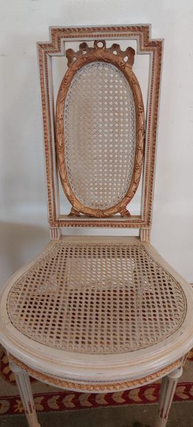 null PAIRE DE CHAISES en bois laqué et doré, cannées

Style Louis XVI

H assise :...