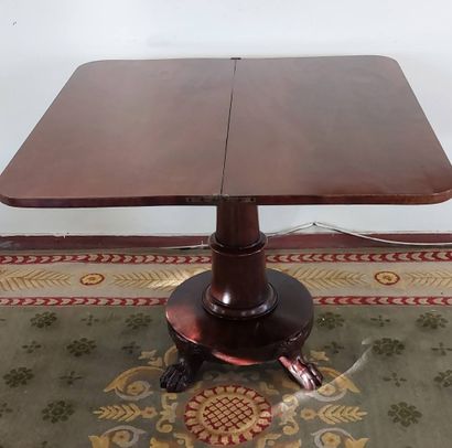 null TABLE-CONSOLE en placage d'acajou, plateau dépliant, pieds griffes

XIXe siècle

H...