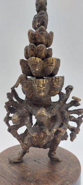 null THAILANDE

Divinité en bronze patiné 

H : 21 cm (sans le socle) 

(socle r...