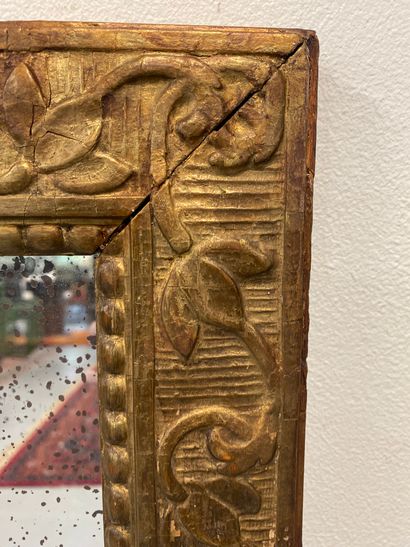 null MIROIR en bois et stuc doré à décor de feuillage et perles

87,5 x 72 cm

(miroir...