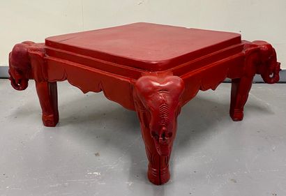 null TABLE BASSE INDIENNE en bois peint rouge, pieds à têtes d'éléphants

H : 33...