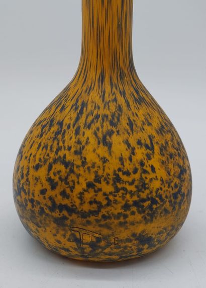 null ANDRE DELATTE

Grand vase soliflore en verre à fond jaune, à décor marmoréen

Signé

Hauteur...