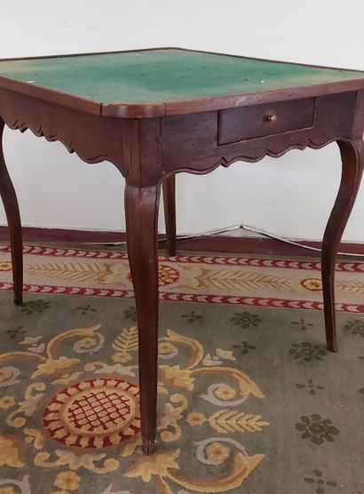 null TABLE DE JEUX, plateau en feutre

Style Louis XV 

H : 67 cm L : 78 cm P : 64...