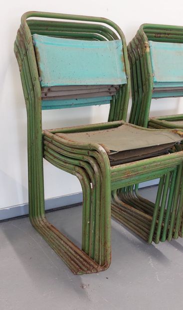 null BRUNO POLLAK (1902-1985) dans le goût de 

Douze chaises en métal laqué vert...