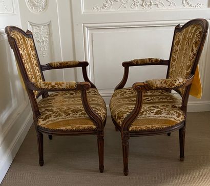 null PAIRE DE FAUTEUILS pieds cannelés et rudentés

Style Louis XVI

H assise : 39...