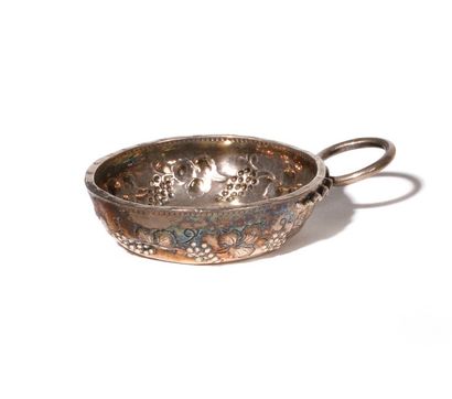 null Small silver tastevin.

Snake-shaped catch. Goblet decorated with grapes and...