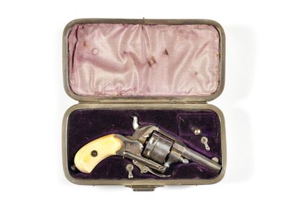 null Cigar case with revolver, in plain leather, lined inside with morocco and purple...