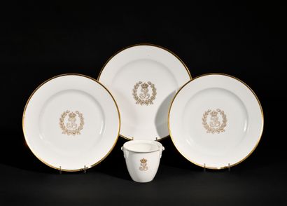 null SERVICE OF THE BALLS OF KING LOUIS PHILIPPE 

Set of three plates with the figure...