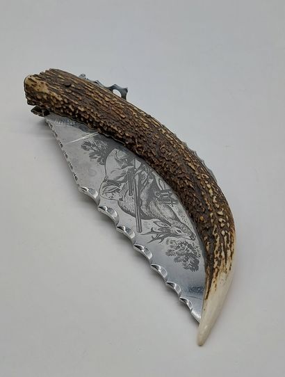 null HUNTING KNIFE
Horn handle decorated with hunting scenes 
Open : 48 cm 
Closed...