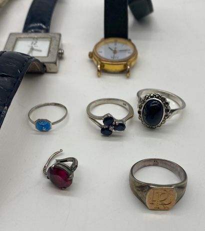 null LOT OF JEWELRY including :
- Three fancy watches of lady 
- A silver ring
-...
