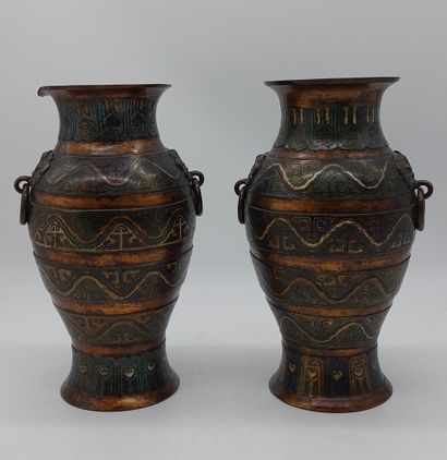 null CHINA
Pair of cloisonné bronze vases 
H: 31 cm
(Shock to the neck)